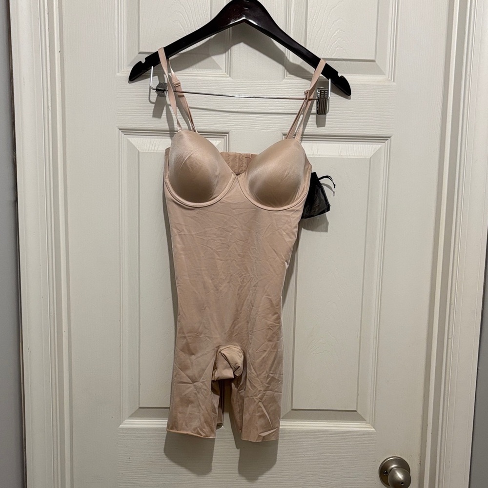 ‼️BNWT‼️Spanx Strapless Cupped Mid-Thigh Bodysuit